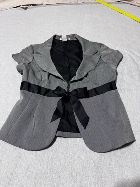6 degrees Gray Short-Sleeve Blazer with Black Ribbon Tie